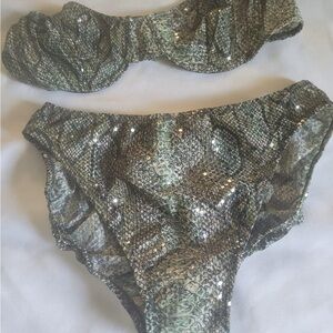 3pc Swimsuit set size S
Gently used $15 add from our Kloset to your Kloset.